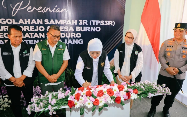 Foto Gubernur Khofifah meresmikan Tempat Pengolahan Sampah 3R di Lumajang (Foto: Biro Adpim Pemprov Jatim)