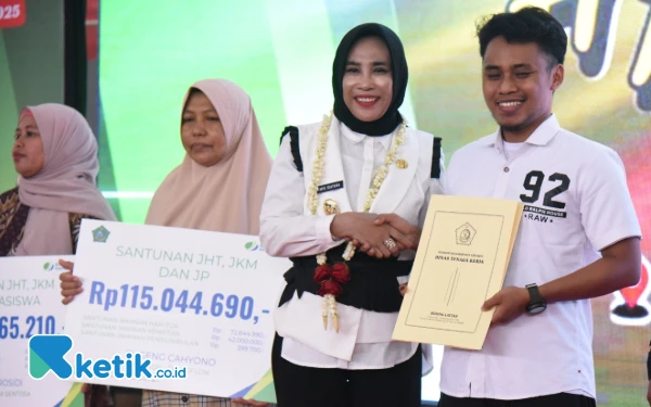 Foto Wakil Bupati Sidoarjo Mimik Idayana memberikan berbagai santunan kepada ahli waris tenaga kerja dan penerima santunan lainnya. (Foto: Sigit Kominfo Sidoarjo)