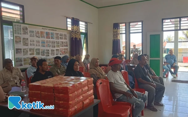 Foto Puluhan tokoh masyarakat menghadiri Musdesus pembentukan Kopdes Merah Putih Kupal (Foto:Mursal/Ketik.co.id)