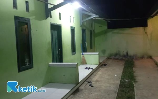 Foto Nampak kos-kosan yang diduga masih dihuni meskipun sudah disegel warga (foto: Slamet/ketik.co.id)