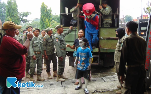 Foto Hasil razia preman, pengamen, pengemis, dan anak jalanan turun dari truk dan dibawa ke Liponsos Sidoarjo. Foto: Fathur Roziq/Ketik.co.id)