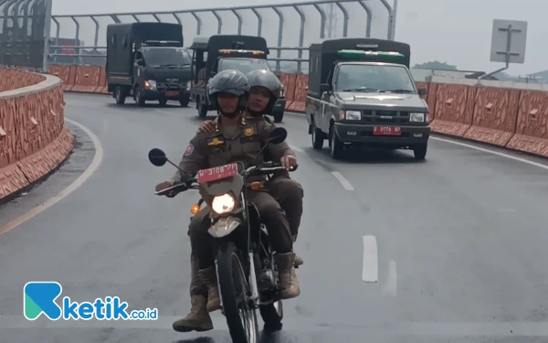 Foto Parade kendaraan anggota Satpol PP Sidoarjo melewati Flyover Juanda menuju kawasan Bypass Juanda. Ada sepeda motor trail, truk, maupun mobil. (Foto: Fathur Roziq/Ketik.co.id)