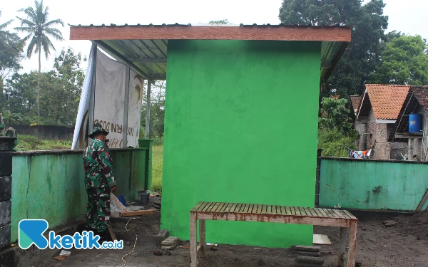 Foto Pembangunan MCK telah memasuki tahap finishing. (Foto: Pendim 0732/Sleman for Ketik.co.id)