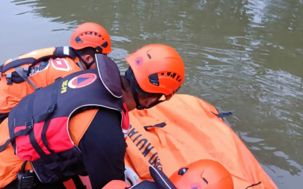 Thumbnail Berita - Izin Cari Eceng Gondok Kakek 65 Tahun Tewas Tenggelam di Sungai Makmur Gunungsari Surabaya