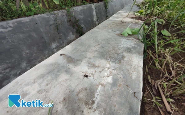 Foto Pekerjaan proyek saluran drainase dari anggaran pokir DPRD Jombang. (Foto: Syaiful Arif/ketik.co.id)