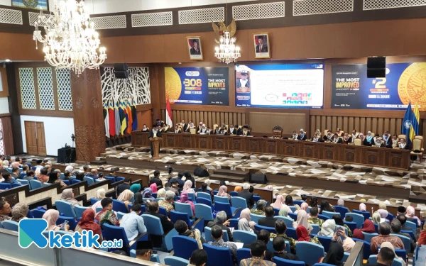 Thumbnail Berita - Unair Kukuhkan 6 Guru Besar Baru FEB, Perkuat Langkah Menuju World Class University