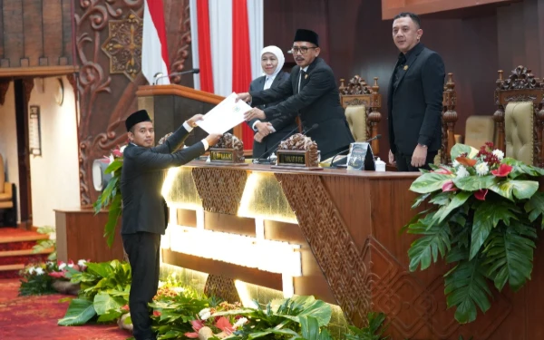Thumbnail Berita - Banggar DPRD Jatim Beri Nilai Positif,  Gubernur Khofifah Dapat Apresiasi Capaian Pendapatan Daerah