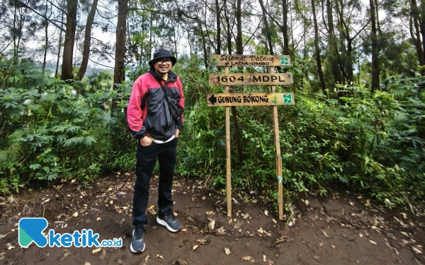 Foto ‎Jurnalis Ketik.co.id saat mencapai latar ombo di jalur pendakian Gunung Bokong (Foto: Sholeh/Ketik.co.id)

‎