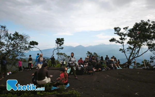 Thumbnail Pendaki menikmati Puncak Gunung Bokong setelah pendakian kurang lebih 1.5 jam. (Foto: Sholeh/Ketik.co.id)