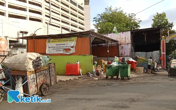 Foto TPS  di Jalan Jetis Kulon Pertolongan, tepatnya di belakang Royal Plaza Surabaya, 29 Mei 2025. (Foto: Martudji/Ketik.co.id)