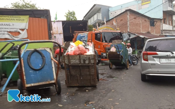 Foto TPS  di Jalan Jetis Kulon Pertolongan, tepatnya di belakang Royal Plaza Surabaya, 29 Mei 2025. (Foto: Martudji/Ketik.co.id)