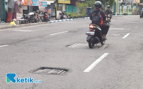 Thumbnail Berita - Penutup Drainase Jalan Banyak Tidak Rata, Pengendara Motor dalam Bahaya
