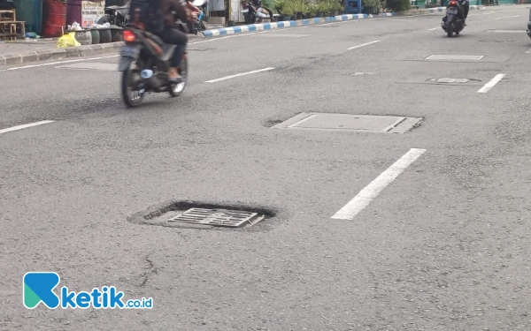 Foto Penutup drainase di tengah jalan protokol kota Surabaya, 29 Mei 2025. (Foto: Khaesar/Ketik.co.id)