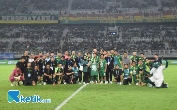 Foto Tim Persebaya Surabaya di laga terakhir Liga 1 2024/2025. (Foto: Khaesar/Ketik.co.id)