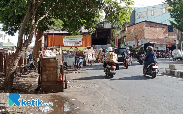 Foto Salah satu TPS di jalan protokol Surabaya. (Foto: Shinta/Ketik.co.id)