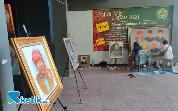 Foto Pelukis yang tergabung dalam kelompok Pelukis Tepi Kota melukis on the spot rektor Undar Jombang dari masa ke masa, Kamis, 29 Mei 2025. (Foto: Syaiful Arif/ketik.co.id)