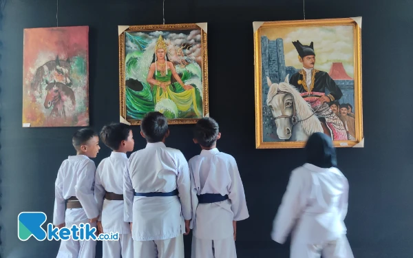 Foto Sejumlah bocah melihat lukisan dalam pameran di Undar Jombang, Kamis 29 Mei 2025. (Foto: Syaiful Arif/ketik.co.id)