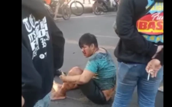 Thumbnail Berita - Gagal Curi Motor, Pelaku Babak Belur Dihajar Massa di Depan RSAL Surabaya