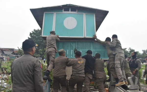 Thumbnail Berita - Berantas Judi Merpati, Satpol PP Robohkan hingga Bongkar Bekupon di TPU Rangkah Surabaya