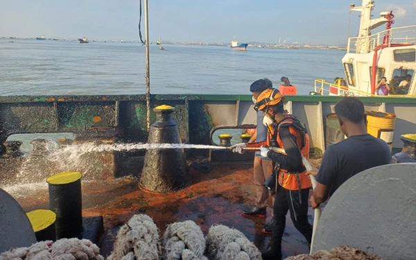 Thumbnail Berita - Masalah Mesin, KM Dewi Bulan 89 Hangus Terbakar di Perairan Manyar Gresik