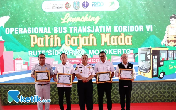 Foto Kadishub Nyono bersama  R. Arief Wicaksono foto Bersama di peresmian  Bus Trans Jatim Koridor VI Mojokerto-Sidoarjo (Foto: dok. Bank Jatim)