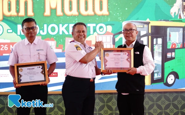Thumbnail Berita - Dukung Layanan Nontunai Trans Jatim, Bank Jatim Raih Apresiasi Pemprov