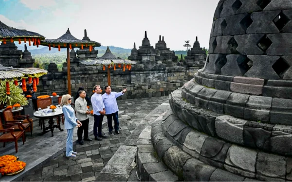 Foto Presiden Prancis Emmanuel Macron dan Prabowo di Candi Borobuduri Magelang, 29 Mei 2025. (Foto: BPMI Setpres)