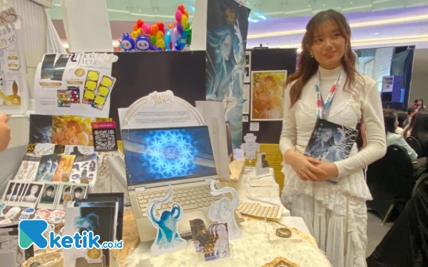Foto Peserta Janice Sharon dari VCD UC Semester 8 menampilkan produk visualnya yang mengangkat tema mental health. (Foto: Shinta Miranda/Ketik.co.id)