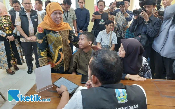 Thumbnail Berita - Tinjau Posko SPMB, Khofifah Pastikan Layanan Berjalan Ramah dan Mudah Diakses
