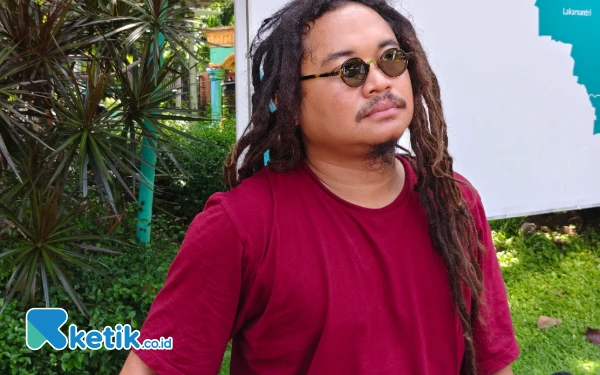 Thumbnail Berita - Abink, Seniman Eksentrik Berangkat Haji, Sempat Tertunda Akibat Covid-19