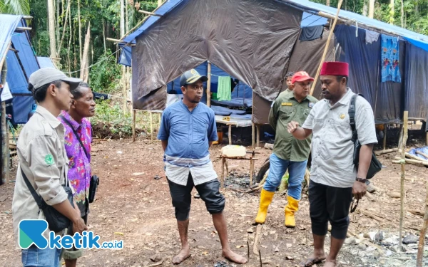 Foto Ketua dan Anggota DPRD saat berada di areal pertambangan di Pulau Batan Pele. (Foto: Istimewa)