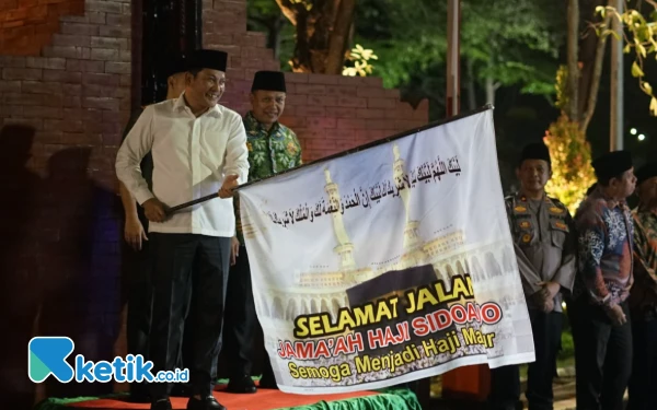 Foto Bupati Sidoarjo Subandi melepas rombongan jamaah haji pada Rabu malam (28 Mei 2025). (Foto: Kominfo Sidoarjo)