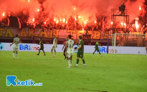 Thumbnail Berita - Akibat Flare, Persebaya Kena Sanksi Komdis PSSI Rp 200 Juta