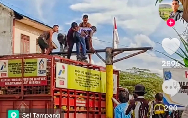 Foto Sejumlah warga saat menurunkan besi pembatas/penghalang atas yang terpasang di portal simpang HSJ Dusun Sei Mambang II, Desa Sei Tampang, Kecamatan Bilah Hilir. (Foto : dokumen warga)