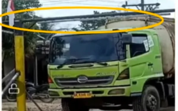 Foto Detik-detik satu truk tangki menabrak pembatas/penghalang atas portal di portal simpang HSJ Dusun Sei Mambang II, Desa Sei Tampang, Kecamatan Bilah Hilir. (Foto : dokumen warga)