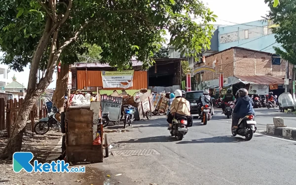 Foto TPS di tengah kota Surabaya. (Foto: Martudji/Ketik.co.id)