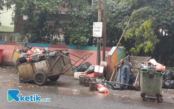 Foto TPS di tengah kota Surabaya. (Foto: Khaesar/Ketik.co.id)