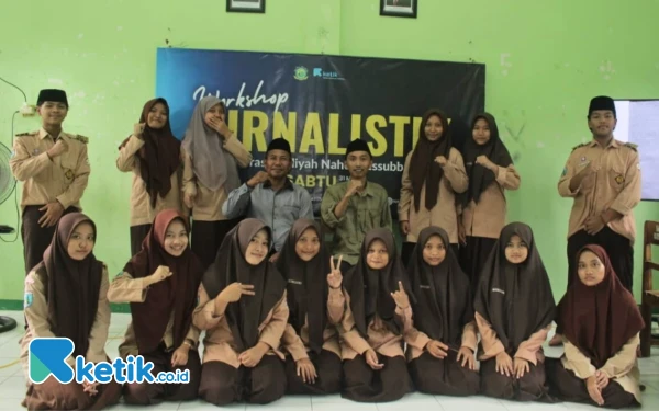 Foto Foto bersama Kepala MA Samuri, Jurnalis Ketik Al Ahmadi dan peserta workshop. (Foto: Aris Hidayat for Ketik.co.id)