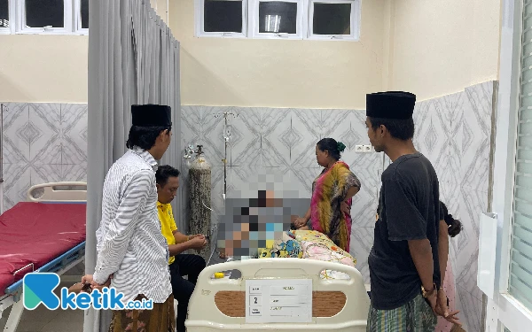 Foto Indra Maulana Arifin, Pemuda Desa Tamberu Timur saat menjenguk pasien di Puskesmas Tamberu Barat (Foto: Mat Jusi/Ketik.co.id).
