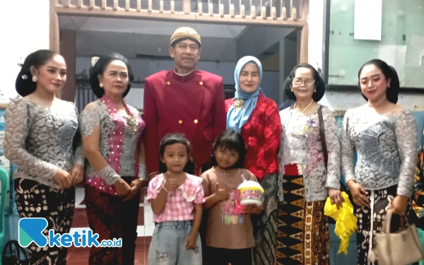 Foto Kepala Desa Sumublor Karso menjadi Dalang, foto bersama istri dan cucu serta para sinden (Foto: Slamet/ketik.co.id)