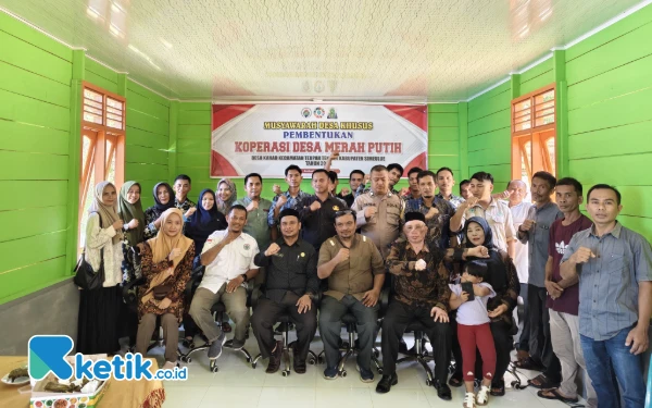 Foto Camat Teupah Tengah Drh. Ikhwan Jamil, M. Si saat Pembentukan Koperasi Merah Putih di Desa Kahad (Helman/Ketik.co.id)