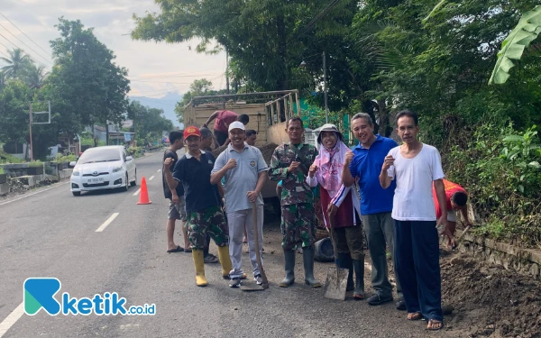 Foto Sejumlah pihak lintas sektor turun langsung ke lapangan dalam kerja bakti pengerukan drainase di sisi selatan Jalan Yos Sudarso, Desa Bangunsari, Kecamatan Pacitan. (Foto: Al Ahmadi/Ketik.co.id)
