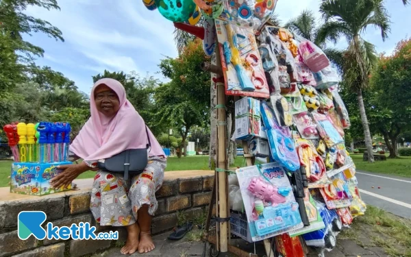 Foto Pedagang mainan keliling di Pacitan. (Foto: Al Ahmadi/Ketik.co.id)