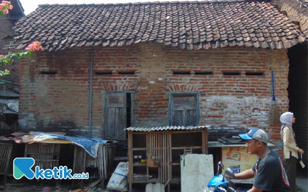 Foto Kondisi rumah Choirul Anam di Desa Tropodo, Kecamatan Krian, yang rusak parah dan tidak layak huni. (Foto: Fathur Roziq/Ketik.co.id)