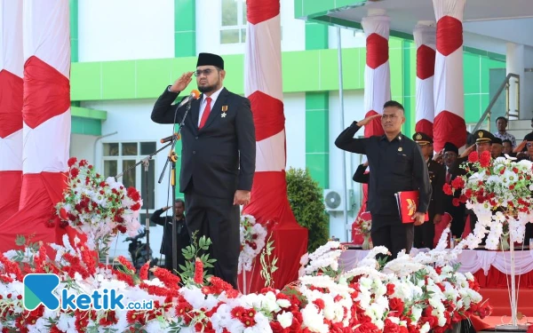 Foto Bassam Kasuba, Inspektur Upacara Hari Lahir Pancasila Pemkab Halsel Minggu 1 Juni 2025 (Foto:Mursal/Ketik.co.id)