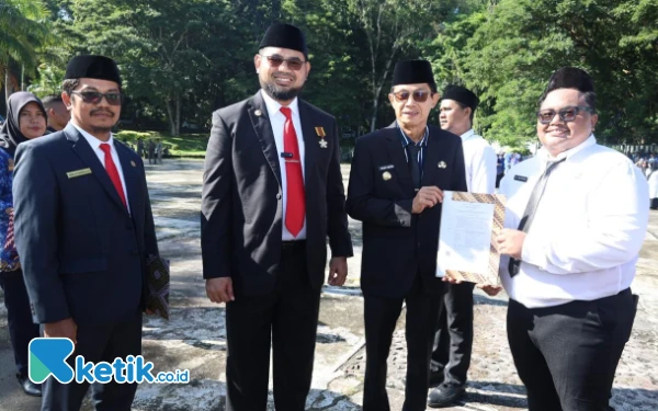 Thumbnail Penyerahan SK secara simbolis oleh Wakil Bupati Halsel Helmi Umar Muchsin ke salah satu perwakilan 178 CPNS Formasi 2024 usai upacara Minggu 1 Juni 2025 (Foto:Mursal/Ketik.co.id)
