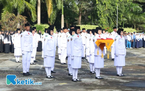 Thumbnail Pasukan pengibar bendera merah putih upacara hari lahir Pancasila Pemkab Halsel Minggu 1 Juni 2025 (Foto:Mursal/Ketik.co.id)