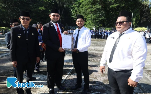 Thumbnail Penyerahan SK oleh Bupati Halsel Bassam Kasuba Minggu 1 Juni 2025 (Foto:Mursal/Ketik.co.id)