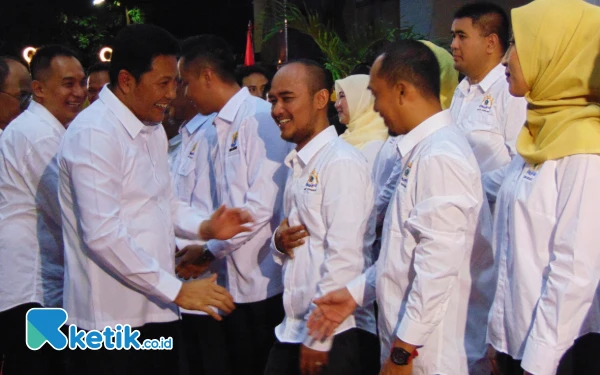 Foto Bupati Sidoarjo Subandi berkeliling untuk mengucapkan selamat kepada jajaran pengurus Kadin Sidoarjo yang baru dikukuhkan. (Foto: Fathur Roziq/Ketik.co.id)