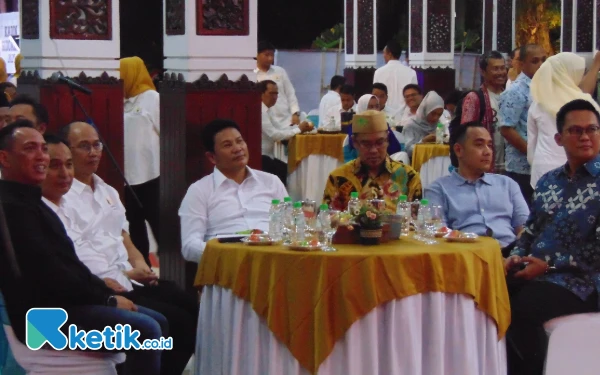 Foto Bupati Sidoarjo Subandi, Ketua Kadin Jatim Adik Dwi Putranto, Ketua Kadin Sidoarjo Ubaidillah Nurdin, serta Forkopimda Sidoarjo dan undangan VIP lain. (Foto: Fathur Roziq/Ketik.co.id)